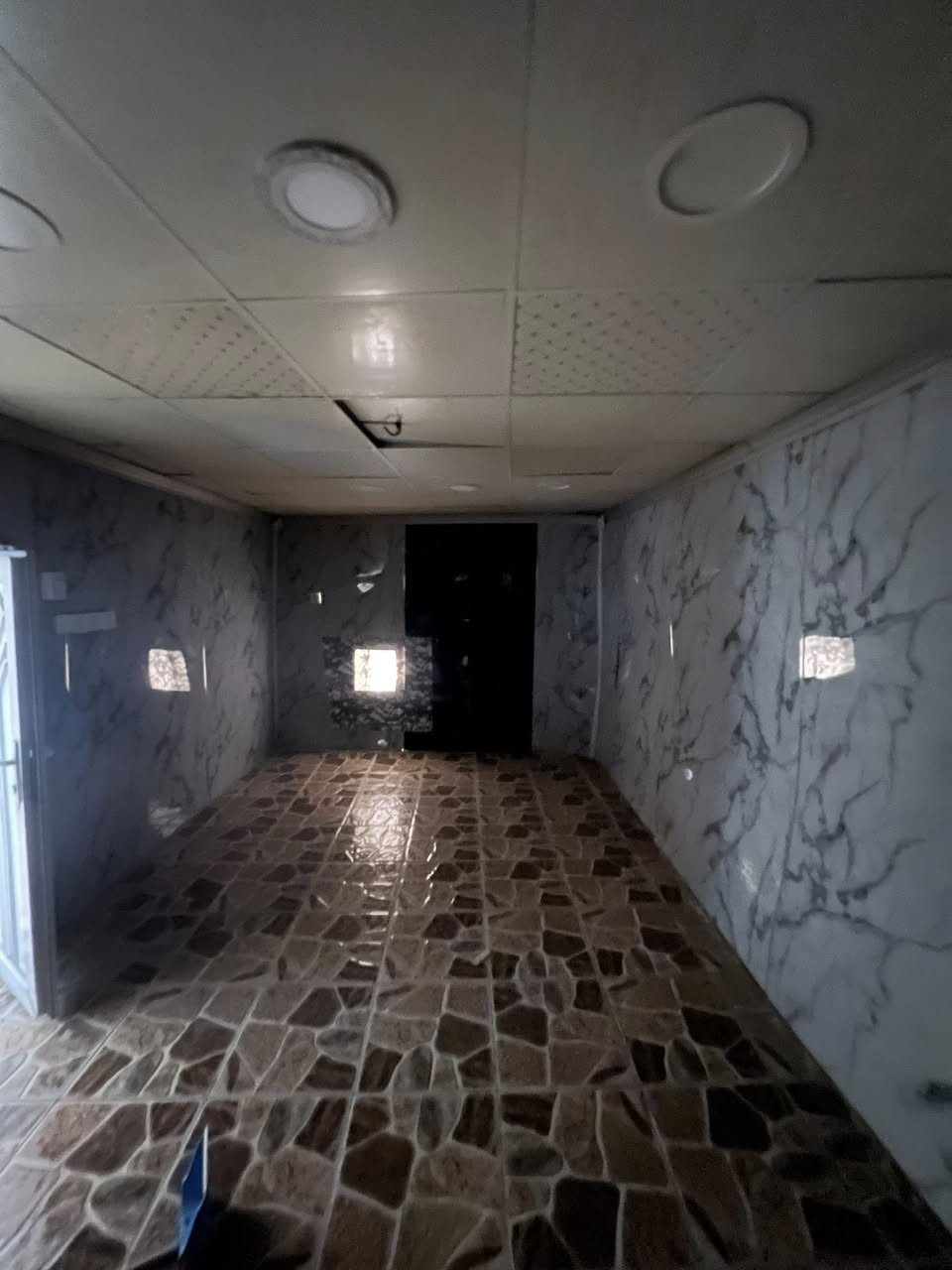 بيت ارضي في محله السوامره يحتوي علا ثلاث غرف نوم وصاله وخدمات وسطح متكامل كلشي بي جاهز بس جيب غراضك وكعد  للاستفسار ***********
