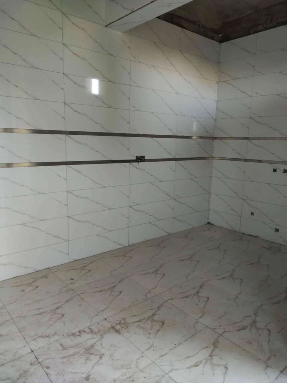 سلام عليكم يوجد كادر سيراميك متفرغ لعمل اليحب يتصل بسعار مناسبه رقم الهاتف ***********
