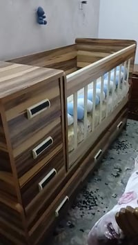 سرير اطفال • ضخم • شبه جديد