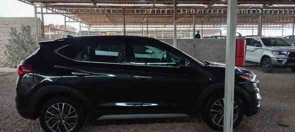 السلام عليكم للبيع هونداي توسان موديل 2021 وارد امريكي الضرر تبديل جاملغ فقط سياره  رقم بغداد باسم داور ثاني يوم السياره فول مواصفات للاخير واحد على واحد سياره تخم تواير حداديه شرط، محرك 2400 السياره ست كاميرات رادارات كشنات جديد كشن كهربائي تدفئه كشنات صندوق كهربائي تبريد قطعتين بصمه مثبت سرعه قيادة( رقم الهاتف)(***********)
