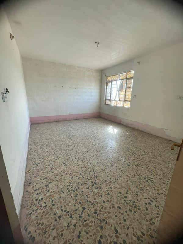 شقه لايجار طابق اول  تحتوي على غرفه وصاله ومطبخ وصحيات العنوان الشعله الشارع العام قرب مرطبات فيروزه للاستفسار لاتصال على رقم***********
