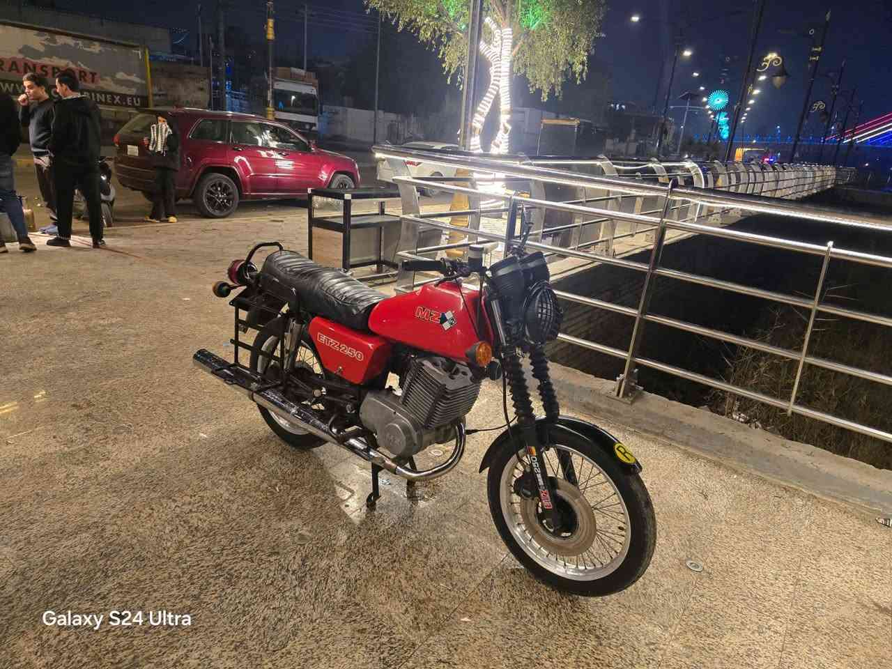 السلام عليكم ماطور للبيع كهربائيات كلها شغاله الحين بالخشم وجو الكشن صوب واحد هاي الدراجه شوف العين نفس الصوره بدون ادوات مكان العماره عادي حتى لو مراوس سعرها مليون وم ئه وبيها مجال*********** موديل 82
