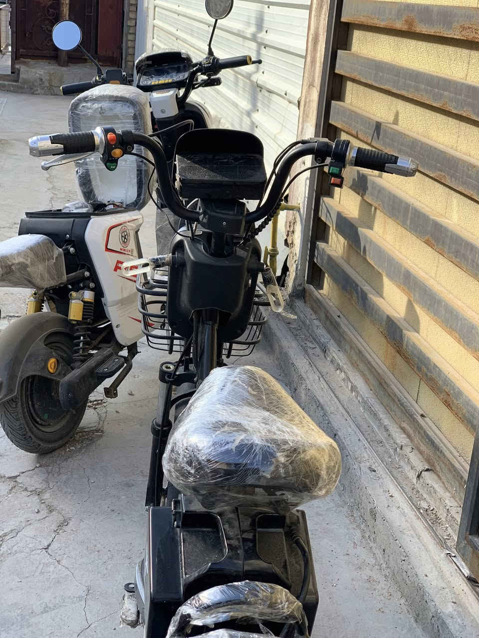 دراجة شحن للبيع نضيفة كلش بيها أشياء بسيطة جدا ماشتغل بس البك لايت ميشتغل و الضوء الأمامي يرمش يحتاج تثبيتة زين وكلش مرتبة ونضيفه واهم شي والي مرخص سعرها بطاريات مصفرة تحتاج تبديل وياها شاحنة وبايدرات ومرايات بيها أربع بطاريات مصفرة وترهم الخامسة وسعرها معقول يعني وانتة شوف بالصور سعرها ٢٢٥ ألف وبيها مجال بسيط وان شاءالله منختلف مكاني بغداد الغزالية قرب سوق النفلة 
الهاتف ***********
