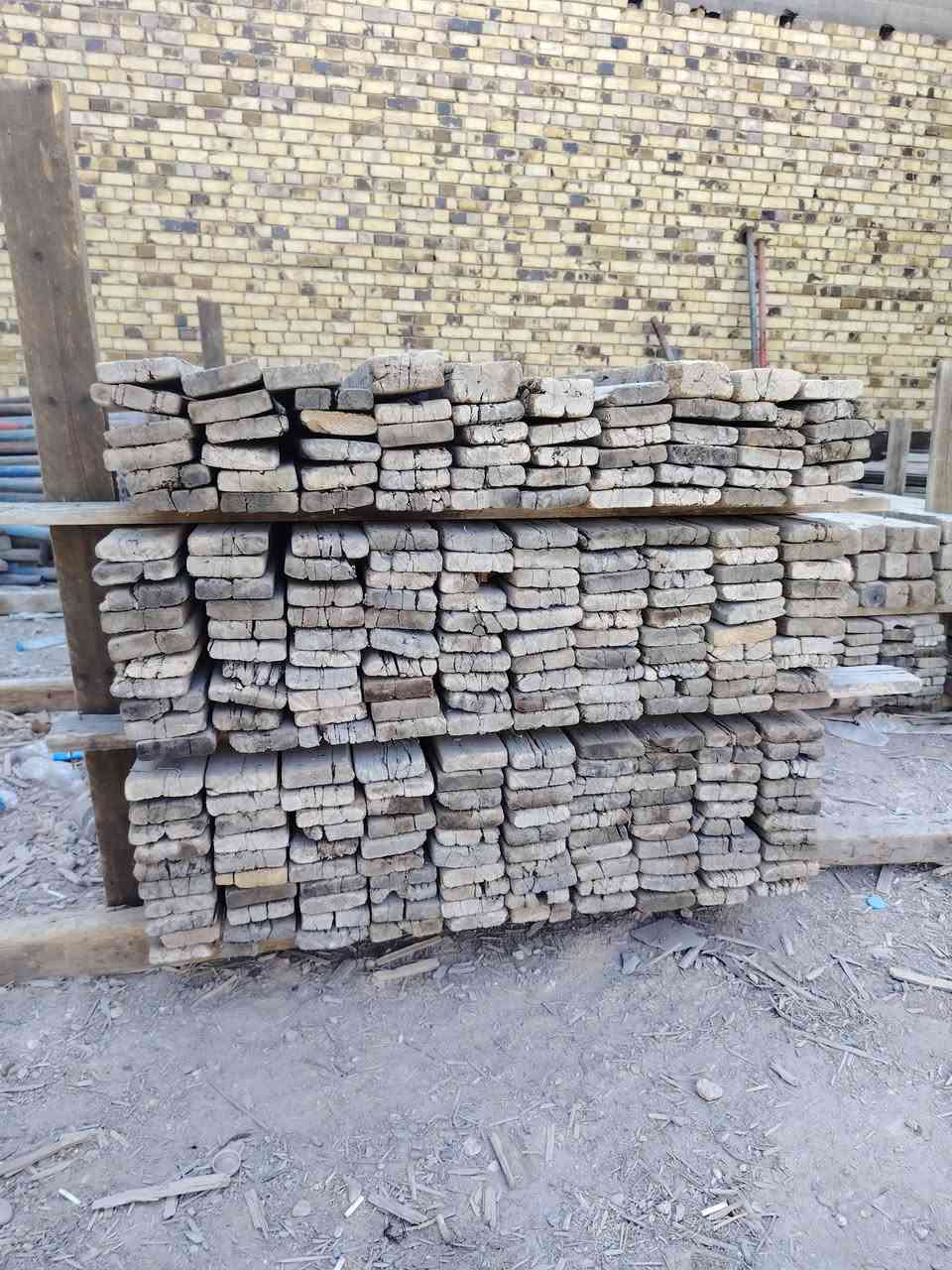 للبيع
 قالب خشب روسي تارس
عدد 6 مكاعب ونص +100 جك طول 4 متر
عنوان الحلة هاتف ***********
