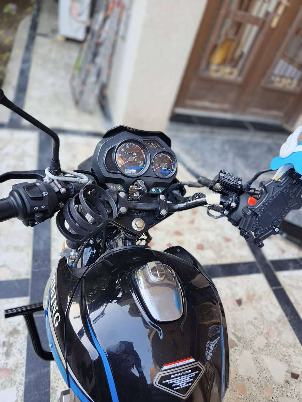 السلام عليكم مرخصة اصحاب الكروب عندي دراج شايننك شكل البطح حجم المحرك 250 cc موديل 2023 نضيفة جداً استخدام خمسة أشهر وانتركة ممشى الدراجة 7663 أسباب البيع محتاج افلوس سعر البيع مليون وخمسمية الف  1500000  وبيه مجال للشراي علما أن مبلغ الشراء من المعرض هو مليونين الى خمسين 1950000  رقم الهاتف  ***********
