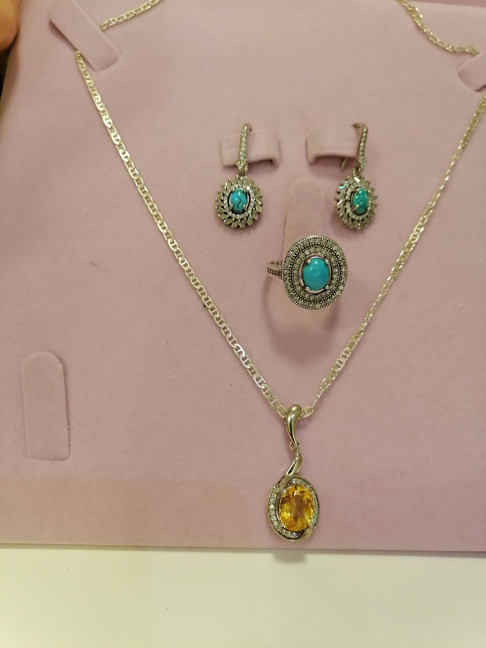 السلام عليكم
تخم فضه 925 شرط تحفه
مداليه من حجر سترين الأصلي شرط
ومحبس وتراجي من حجر فيروز الأصلي
وزن ١٨ غرام ونص سعر غرام ٤ ونص
المكان النجف الاشرف ويوجد توصيل


**إذا كنت صاحب هذا الإعلان وتريد حذفه لأي سبب، رجاءا أرسل رسالة إلى الدعم الفني**