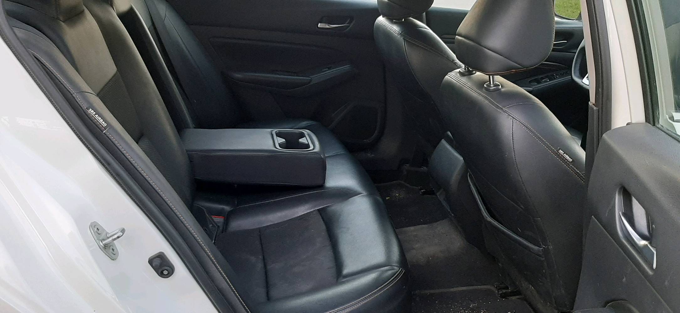 سيارة نيسان ألتيما موديل جديد لون أبيض لؤلؤي. تتميز بتصميم أنيق وحديث، مع جناح خلفي رياضي وجنوط كبيرة تعطي مظهر جذاب. داخلية من الجلد الفاخر مع وسائل راحة متقدمة. السيارة بحالة ممتازة مع القليل من الاستخدام. الأسعار قابلة للتفاوض لمشتري جاد.