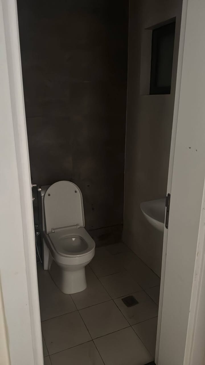 شقة للايجار 

الموقع /مجمع السلام السكني 

المساحه/113م

المواصفات 
طابق عالي
اطلاله على الحديقه بإطلالة مميزة لايوجد بنايات مقابل الشقة
2غرف نوم 
2حمام
صاله
مطبخ موثث بكاونتر 
معزولات 
مجهزة بسبلت 

سعر ايجار/600,000 قفل 

زيد عقاري/***********
