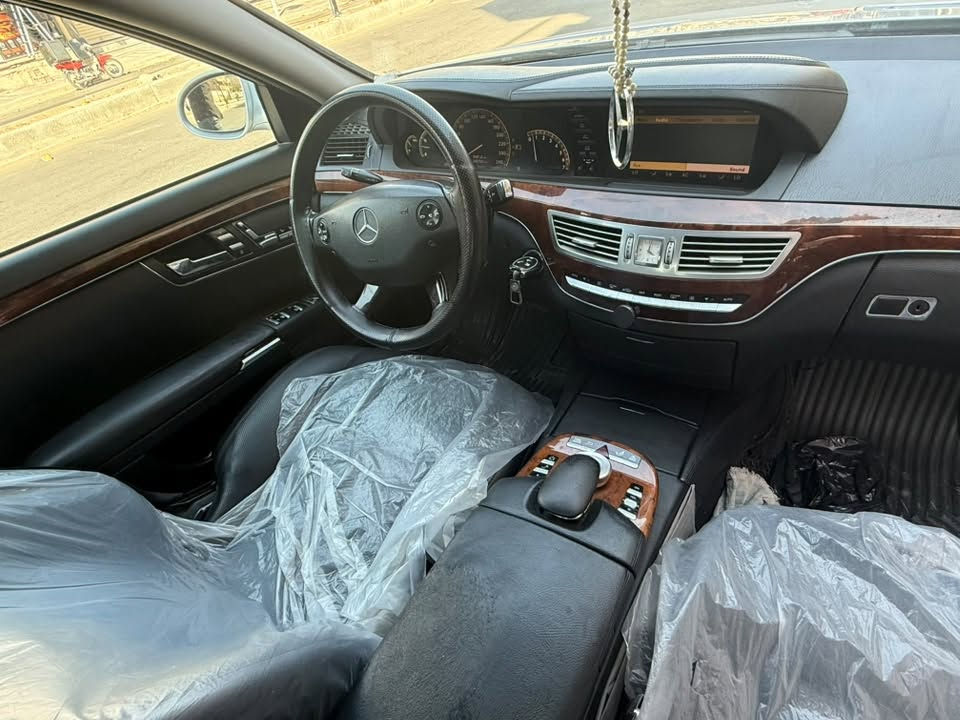 للبيع مرسيدس S350 موديل 2009
* جاهزة من كل النواحي.
* الضرر: شامل خلفي والهلال.
* 5 بردات.
* منظور ليلي (Night Vision).
* رادار (Distronic).
* فتحة سقف بانوراما.
* شفط أبواب.
* مقاعد جلد كهربائية جديدة.
* تدفئة وتبريد للمقاعد الأمامية والخلفية.
* شاشة وكالة مع نظام ملاحة.
* كاميرا خلفية وحساسات أمامية وخلفية.
* نظام تعليق هوائي (AIRMATIC).
* مصابيح زينون ذكية متحركة.
* مقود متعدد الوظائف.
* ستائر كهربائية.
* تكييف أوتوماتيك متعدد المناطق.

السعر: 16,500 دولار.

مستعجل بالبيع، والسعر قابل للتفاوض بالمعقول بعد المعاينة. السيارة تستحق والفحص خير دليل.

للاستفسار والاتصال: ***********
