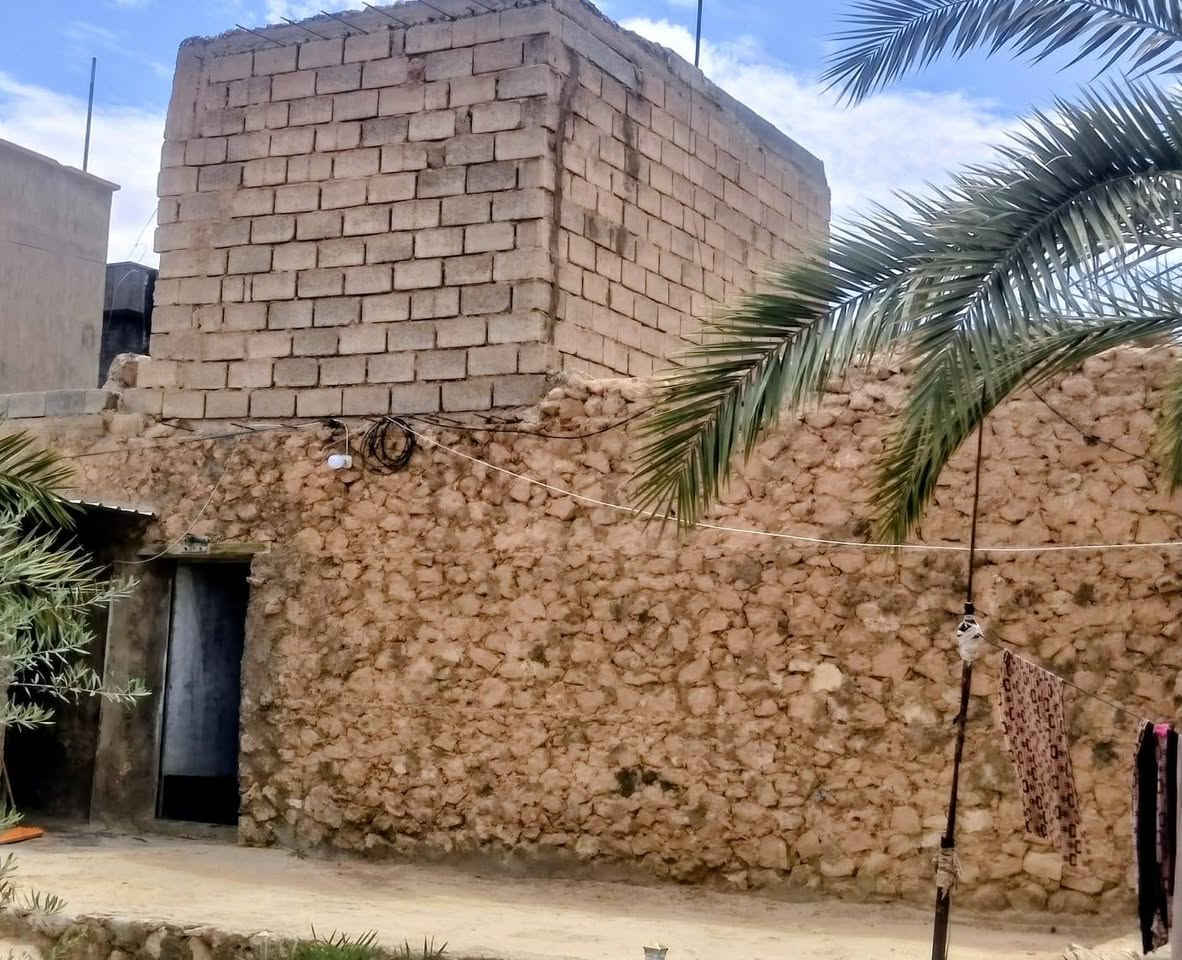 بيع مستعجل السعر / 38 مليون و بي مجال بسيط 

دار سكن للبيع طابو صرف مع قطعة ارض غير طابو بروانة قرب جامع العزيز و قرب مطعم اصل الكرم / قضاء حديثة / الانبار 

المساحة الكلية للدار 220 م طابو ، المساحة الكلية للقطعة 200 م غير طابو 

بناء 2010 

المحتويات :- 

غرفتين  

ممر

صحيات داخلية 

بيتونة 

صحيات خارجية 

الكلدور ، هول ، مطبخ مچعبة و مدفونة كامل 

السعر الكلي للدار و القطعة / 38 مليون و بي مجال بسيط 

للاتصال على الرقم او واتساب *********** 📞
