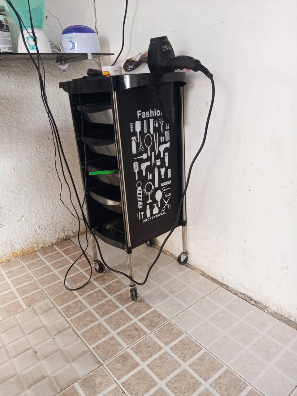 غراض محل حلاقه للبيع مرايا عدد 2+ كرسي شيروكي الاصلي + سبلت طن ونص توسوت+ مجر متحرك  جميع التفاصيل المذكوره بالصور السعر الاتصال على هذا الرقم ***********
