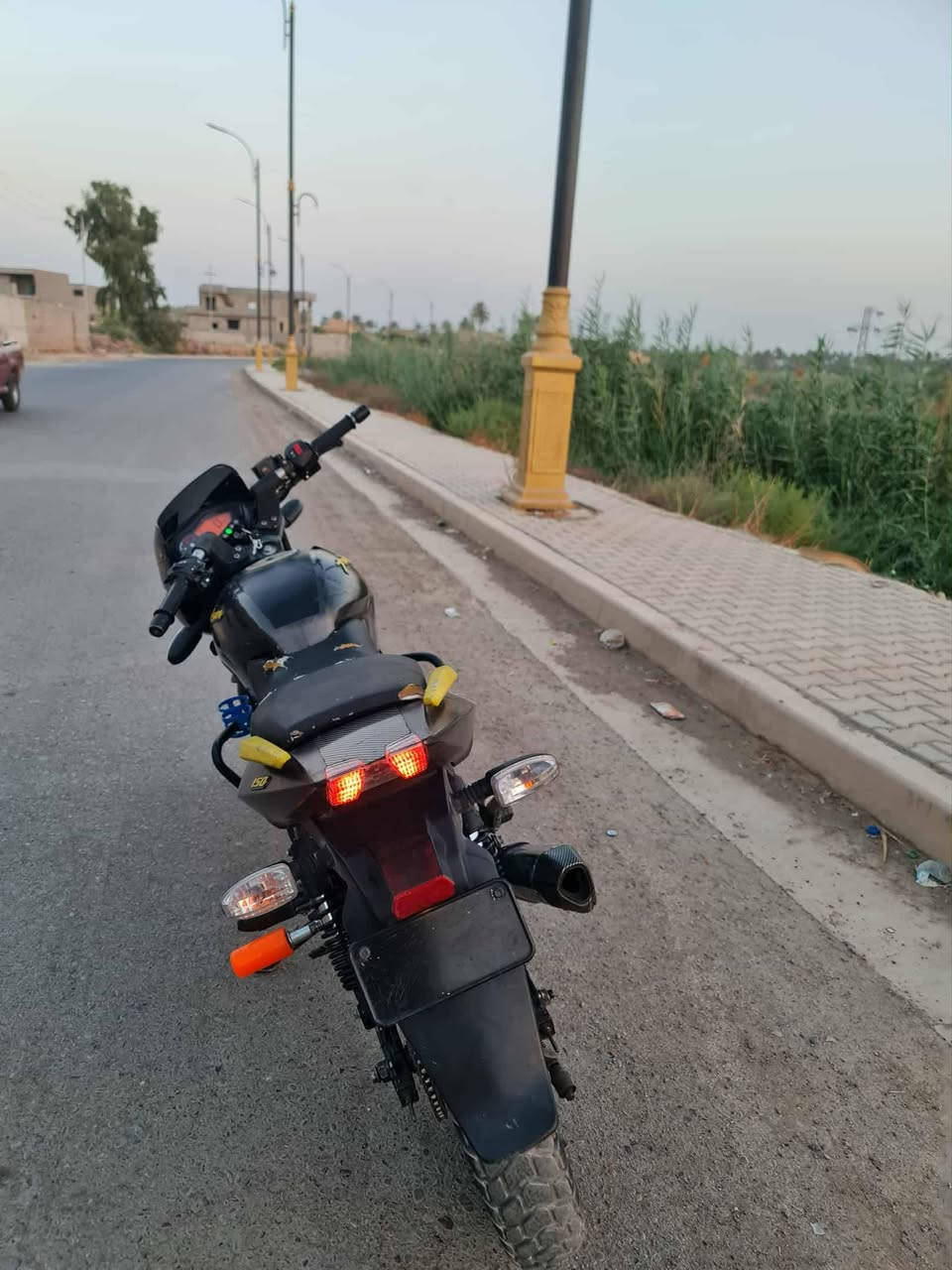 وضع AI
السعر مليون وبيها مجال 
مكاني بغداد جميلة

الدراجة النارية الظاهرة في الصورة هي من نوع 

باجاج بولسار 150 نيون (Bajaj Pulsar 150 Neon). 

￼YouTube +1

تتميز هذه الدراجة بالمواصفات والمعلومات التالية:

المواصفات الأساسية

المحرك: محرك بسعة 150 سي سي.

التصميم: يتميز هذا الإصدار (Neon) بلمسات لونية مميزة (مثل الأصفر أو الفضي) على خلفية من اللون الرمادي المطفي (Matte Grey) أو الأسود.

الموديلات: تتوفر موديلات مختلفة منها مثل موديل 2019 و2021. 

التوفر والأسعار (حسب المصادر)

تتوفر هذه الدراجة في سوق المستعمل في العراق، لا سيما في بغداد، حيث تُعرض أحياناً بأسعار تقريبية تتراوح حول 850 دولاراً حسب حالة الدراجة.

توجد مجموعات مخصصة على منصات التواصل الاجتماعي لتداول قطع غيارها ("تفصيخ") أو بيع الدراجات كاملة. 

معلومات إضافية

تُعرف الدراجة بأدائها العملي وتصميمها الرياضي الكلاسيكي الذي يشتهر في الأسواق الآسيوية والعربية.

تأتي الدراجة بمقعد يتسع لشخصين وخيارات تشغيل إلكتروني (Self Ignition) وفرامل قرصية أمامية. 

￼GetRentacar.com +1

￼

￼

Instagram

SOLD ))) Credit cards accepted Exchange accepted Call us for ...

￼

￼

UdeA

In Nepal 150 Price Pulsar R15 Price Twin Disc On Road Price ...

￼

￼

atilganinsaat.com

Disc Lime Green Pulsar 150 Bs6 Neon 2019 Pulsar 150 Neon ...

￼

￼

registry.ru.ac.ke

New Model On Road Price In 150 Bajaj Pulsar 2021 2019 Bajaj ...

￼

￼

www.clinicaveterinariasanjorge.com

pulsar 150 bike model

￼

￼

Facebook

السلام عليكم شباب غراض بولسر موجوده كامله تفصيخ +مكينه نضيفه

￼

￼

Facebook

سلام عليكم دراجه بولسر للبيع السعر 850 وبيه مجال شي قليل ...

￼

￼

YouTube

مواصفات وعيوب دراجة بولسر نيون 150 - YouTube

￼

￼

Facebook

السلام عليكم بولسر موديل 2021 ماشيه 29.000km رقم وسنويه بغداد ...

￼

￼

YouTube

مواصفات وعيوب دراجة بولسر نيون 150 - YouTube

￼

￼

capitole-nyon.ch

Best pulsar 150 matte black Hotsell Bajaj Pulsar 150 Classic ...

￼

￼

OLX India

Urgent sell - Motorcycles in Rajawas, Jaipur - 1834476549

￼

￼

Jugador Inicial

pulsar neon 150 cc

￼

￼

YouTube

تجربة تسارع دراجه بولسر نيون 150 - YouTube

￼

￼

www.sietesetenta.com.ar

Bike 180f Neon Pulsar 180f Abs Bajaj Pulsar 150 1st Owner ...

￼

￼

GetRentacar.com

إيجار BAJAJ Pulsar 2017 من US$ 5/يوم في Bhubaneshwar, Odisha ...

￼

￼

stahlfabrik.com.br

2016 Model Second Bike Pulsar 150 Pulsar Bikes 2016 Pulsar ...

￼

￼

91Wheels

Reliable Performance and Comfort - Owner Review of Bajaj ...

￼

￼

fisi-on.com

Pulsar Bike Pulsar Neon Silver 150 Pulsar 150cc Pulsar Neon ...

￼

￼

Pinterest

Bajaj Pulsar 150 2019 Motorcycle

￼

￼

Instagram

🏍️ BIKE CENTRAL — Multi Brand Pre-Owned Bike Store 🔥 BAJAJ ...

￼

￼

www.pamelacampagna.com

HOT ! Yellow Colour Neon 150 Pulsar Yellow Colour Pulsar ...

￼

￼

citizen.wine

pulsar neon silver 150

￼

￼

hydstm.com

Top pulsar 150 neon seat cover Clearance Pulsar SAI Seat ...

￼

￼

OLX India

Pulsar 150 Neon for sell - Motorcycles in Kadamwadi, Kolhapur ...

￼

￼

astorianhotels.com

Twin Disc Fuel Tank Pulsar 150 Bs6 Neon Pulsar 150 Neon – Somoco

هل تود معرفة تفاصيل أكثر عن أسعار قطع الغيار أو أماكن الصيانة المتوفرة لهذا النوع من الدراجات؟

قد يعرض الذكاء الاصطناعي معلومات غير صحيحة، لذا ننصحك بالتحقّق من الردود.

سلام عليكم دراجه بولسر للبيع السعر 850 وبيه مجال شي قليل مكاني ...

￼

Facebook

￼

Multi Brand Pre-Owned Bike Store BAJAJ PULSAR 150 Model: 2019

￼

Instagram

￼

السلام عليكم شباب غراض بولسر موجوده كامله تفصيخ +مكينه نضيفه

￼

Facebook

￼

عرض الكل

ردّ "وضع AI" أصبح جاهزًا


**إذا كنت صاحب هذا الإعلان وتريد حذفه لأي سبب، رجاءا أرسل رسالة إلى الدعم الفني**