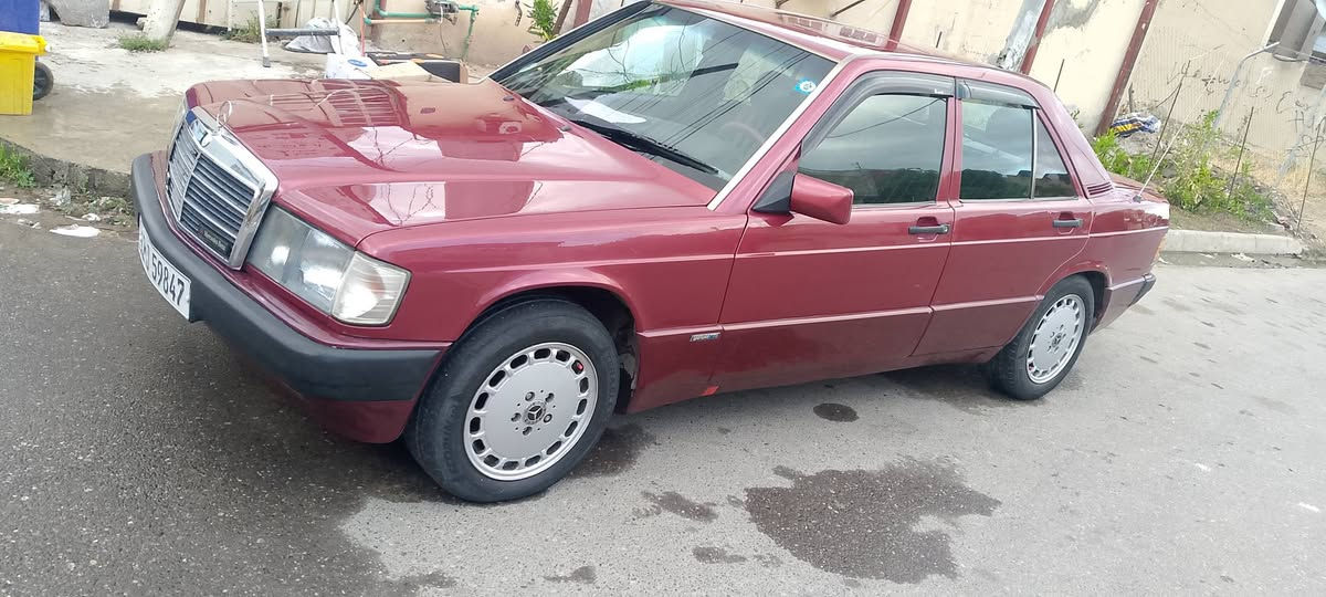 مارسيدس طيارين 190  رقم جديد هزه جديده نينوى بسمي أنا الشرعي محرك سته اصلي بي نفخ خفيف   والباقي كلو جديد طخم  اي نقص مابيها ترايك وين ما تريد   السياره ماشيه 130الف وضع شركه مصبوغه جماليه رقم الهاتف *********** السعر عل خاص عنوان بلديات قرب جامع االصايغ
