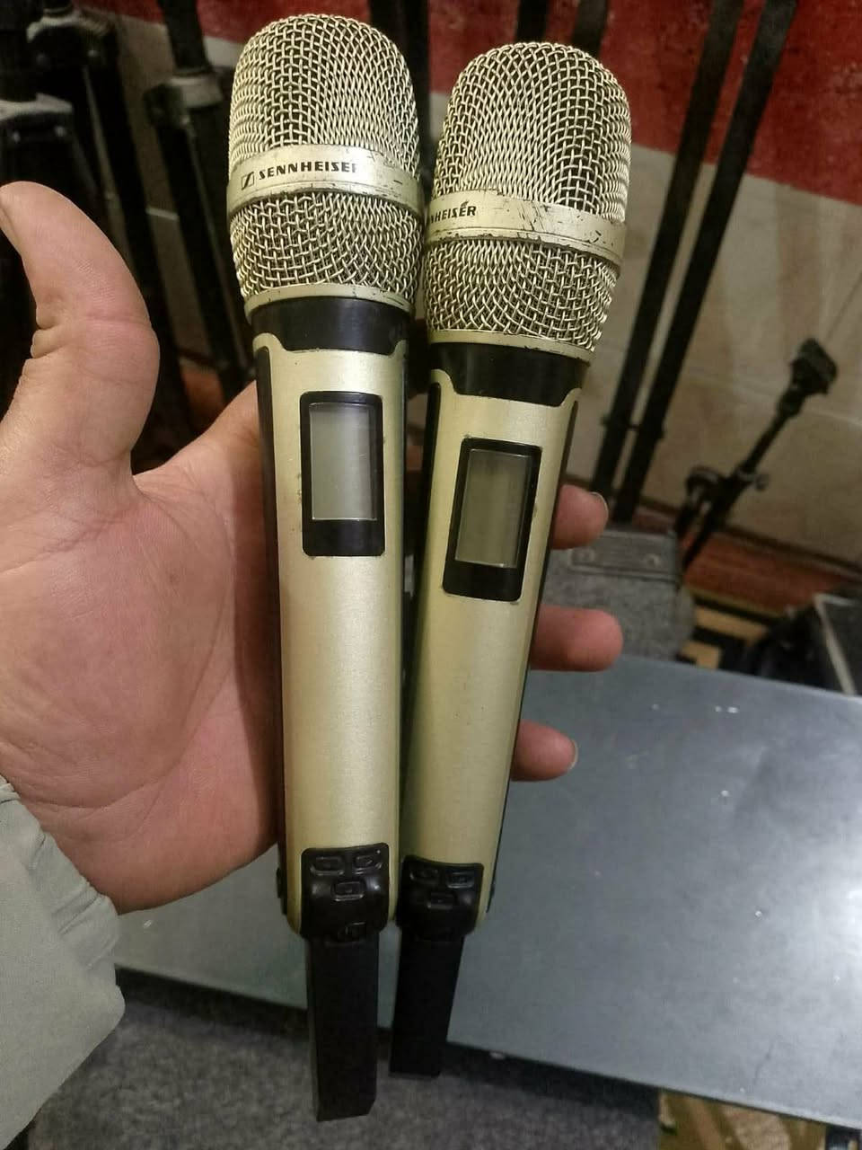 سلام عليكم مجموعه مايكات واير ليس للبيع
مايك سني هايزر 2يدات 
مايك شور يده وحده 
مايك شور 2يدات 
***********
