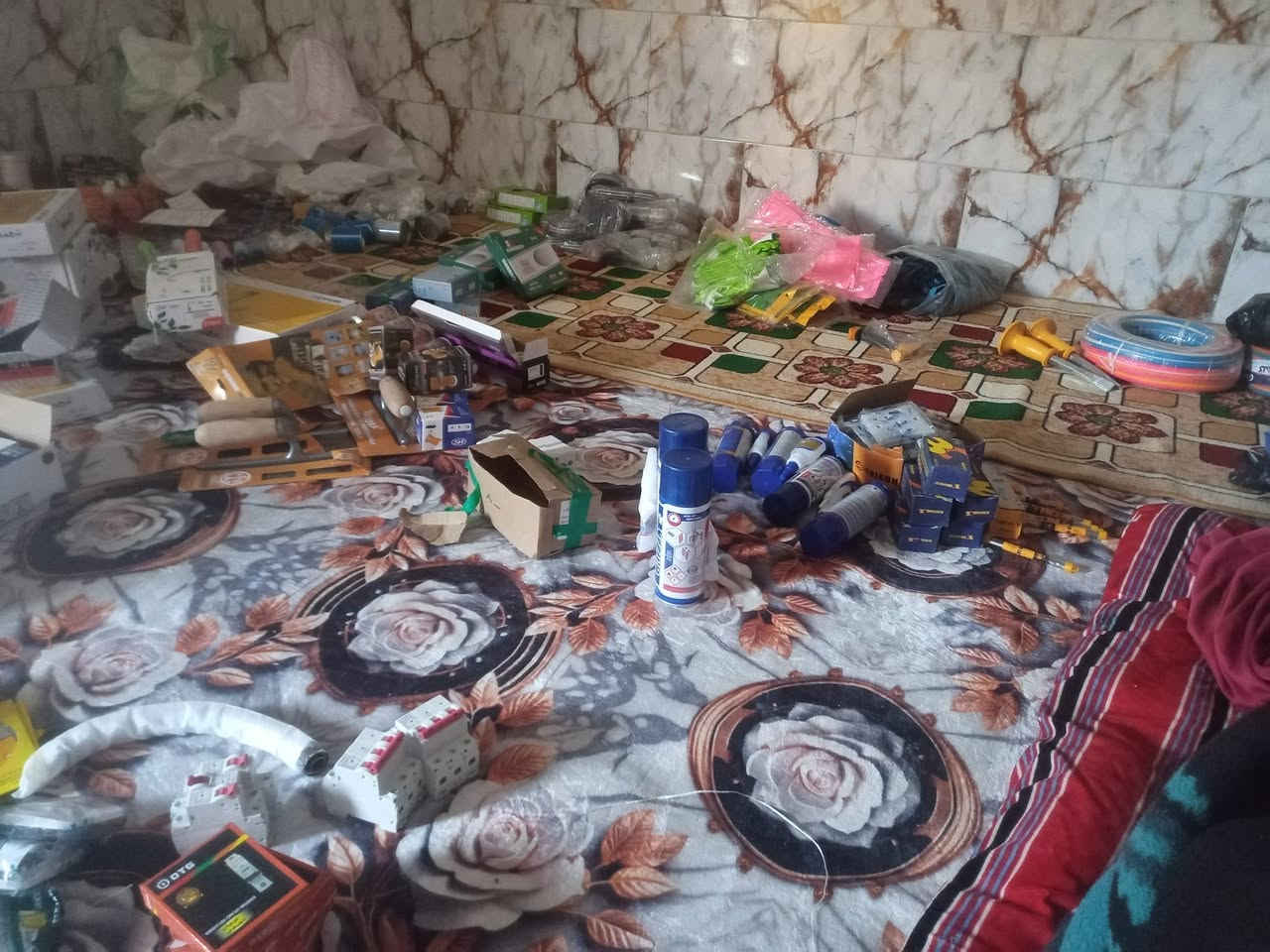 غراض مال محل للبيع حمل ستوته ترس
كلهن انضاف تجي خاص وتدلل 
مكاني حي النداء
***********
