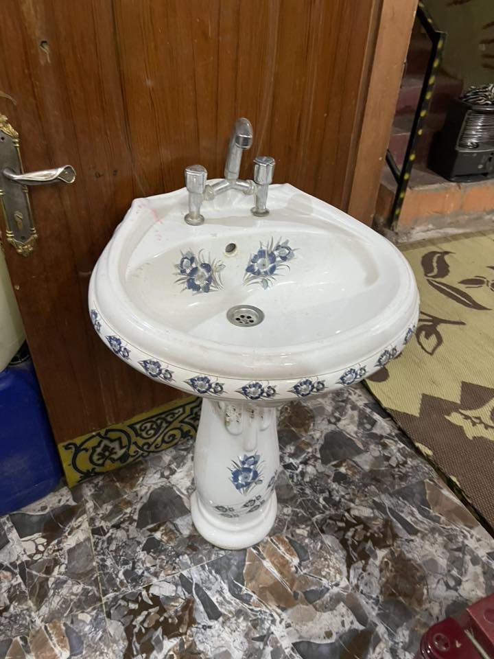 للبيع مغاسل حجم كبير مع الخلاط سلستيل عدد 2 الوحدة ب25   ***********
