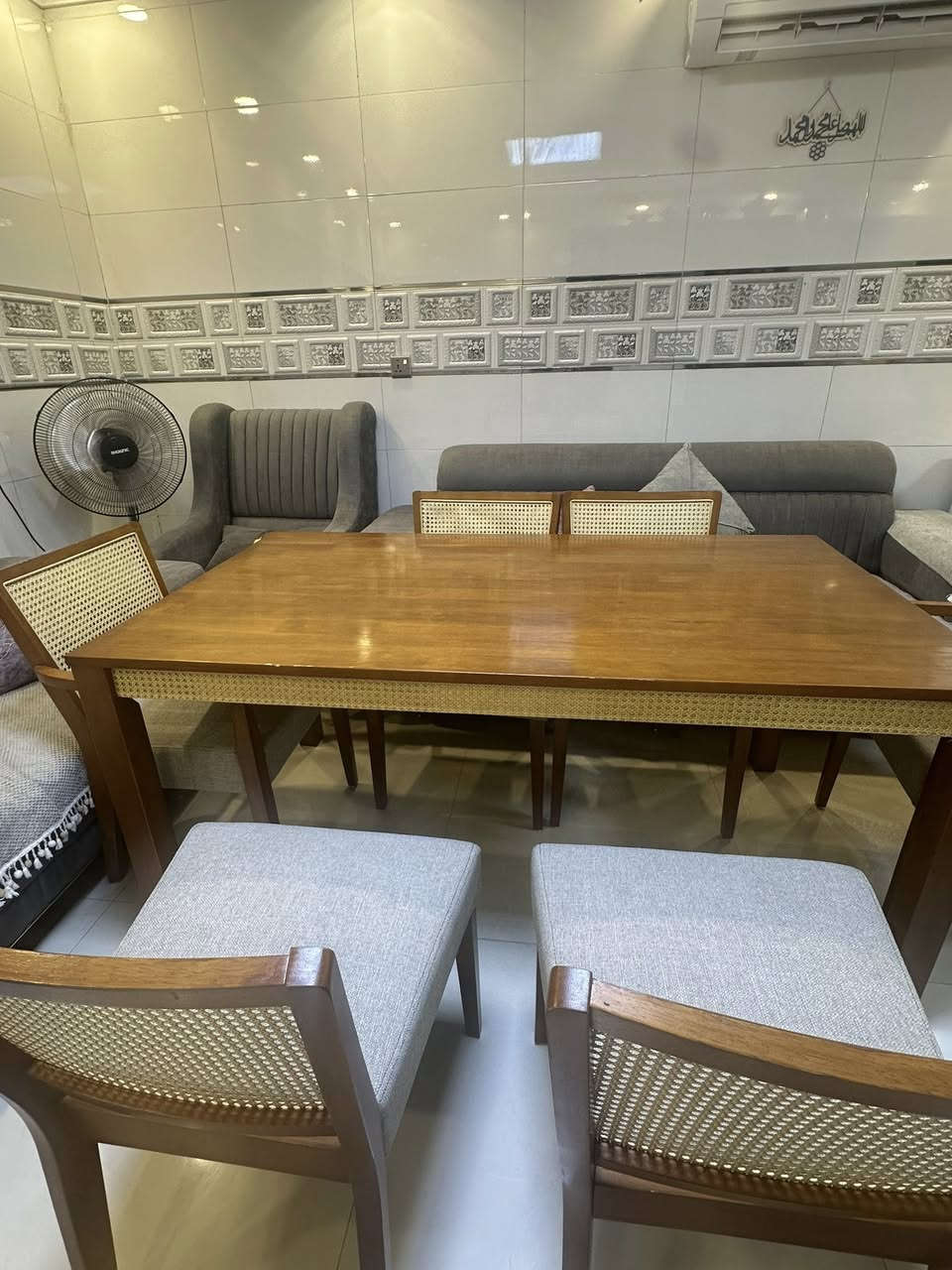 ميز طعام اخو الجديد 
السعر 450 وبيه مجال 
العنوان بغداد/ العامرية
الرقم ***********
