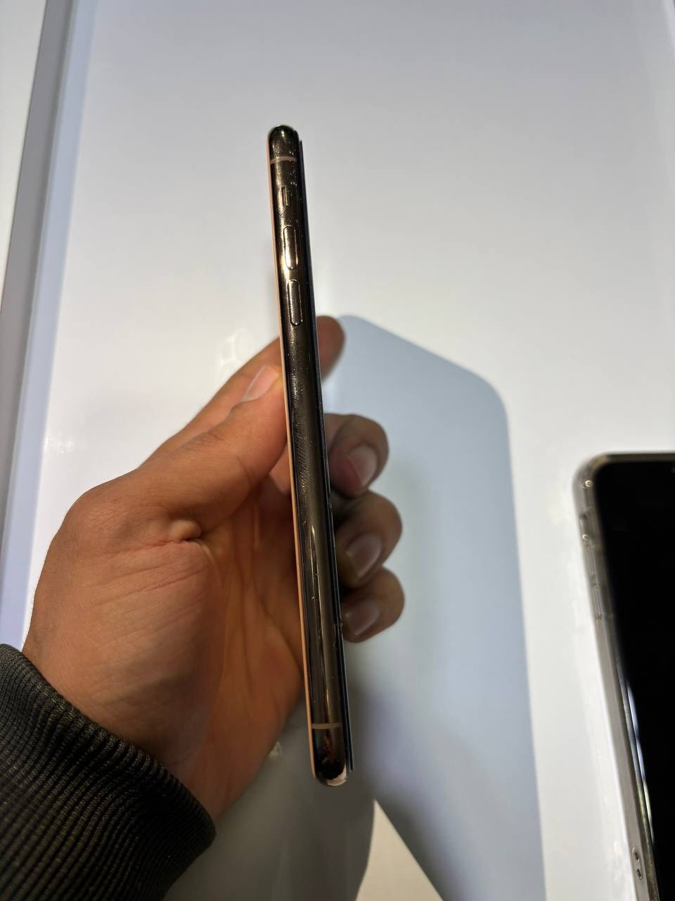 ‎ايفون 11pro max256 شمباني الجهاز مبدل شاشه فقط وكلشي بي شغال ١٠٠٪؜ السعر 275 وبي مجال بسيط مكاني بغداد حي الجامعه***********
