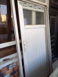 بابين للبيع نفس الشكل للبيع مافيهم اي ضرر للبيع سعر الواحد ٤٠ الف وبيه...