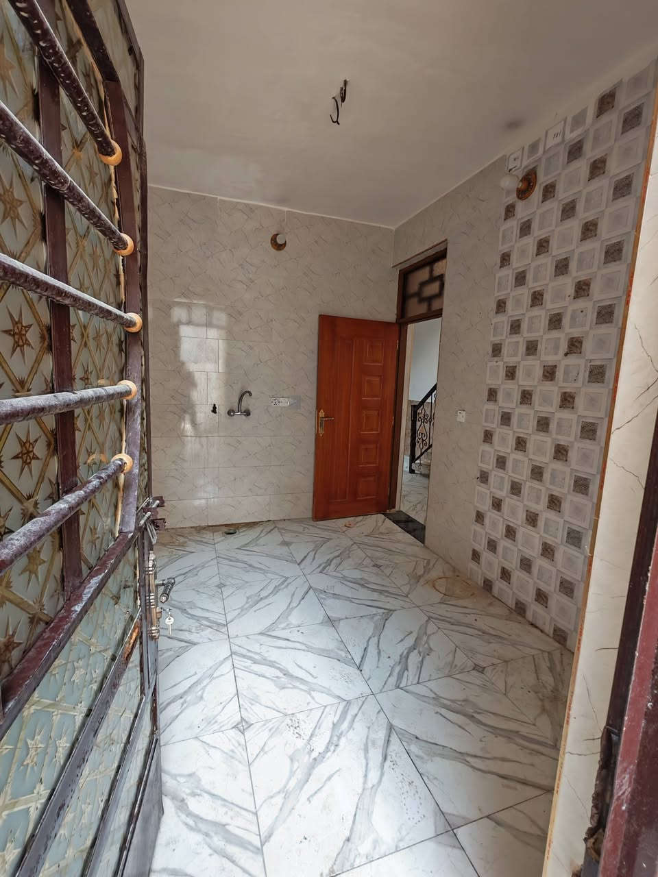 دار للايجار 100 متر في سبع البور ال12 الزغيره مجاور لضباط طابق واحد سعر الايجار 225 الف للاستفسار
*********** واتساب او مكالمه
