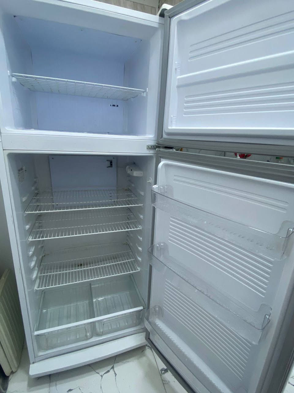 ثلاجه ٢٠قدم استخدام قليل جديده سعره ٣٠٠ للاستفسار ***********
