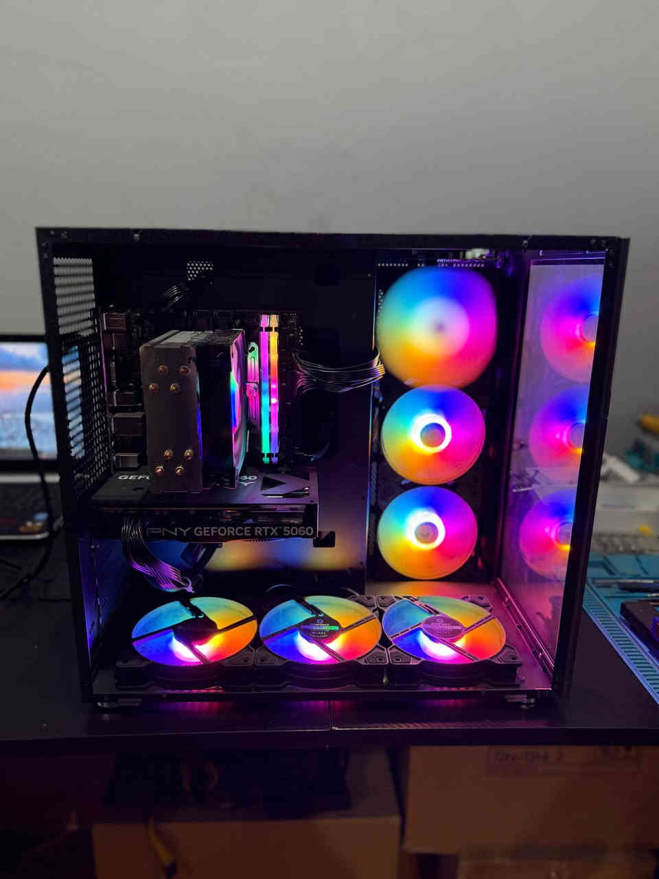 Gpu:rayzn 7 5700x
Cpu:5060 8 GB oc pny 
Ram:16 rgb 3200 mhz hp
Psh:650 watt 
Mth:B 550
Hard:512 ssd 
Cooler:cooler air mass
Case :game max infnity 6fan rgb 

کەیسی زۆر زۆر بەهیز بۆ گەیمینگ و دیزاین زۆر بەهیز 
زەمانی ٣ مانگی هەیە 
گەیاندن بۆ هەموو شوینیک هەیە 
نرخی 
١١٣٥٠٠٠
٨٠٠$
***********
*********** أربيل, العراق
