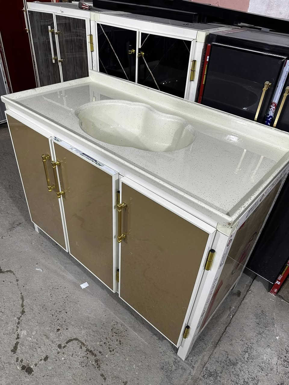 سنك متر وربع شغل مرتب ونرماده حفر ب١٦٠ مرمر لمعه فول يوجد توصيل العنوان ناصريه ***********
