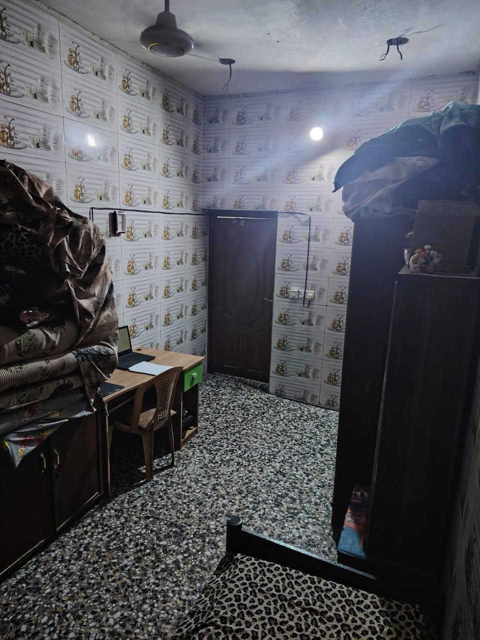 بيت 100 متر بالخطيب الزراعي بالمربع الذهبي طابق ونص الواجهة 7 ونص والنزال 14 يحتوي الطابق الاول على صالة وغرفتين نوم ومطبخ وخدمات وطرمة والطابق الثاني غرفة وحولي وسطحين 
السعر 140 وبي مجال للاستفسار على ***********
