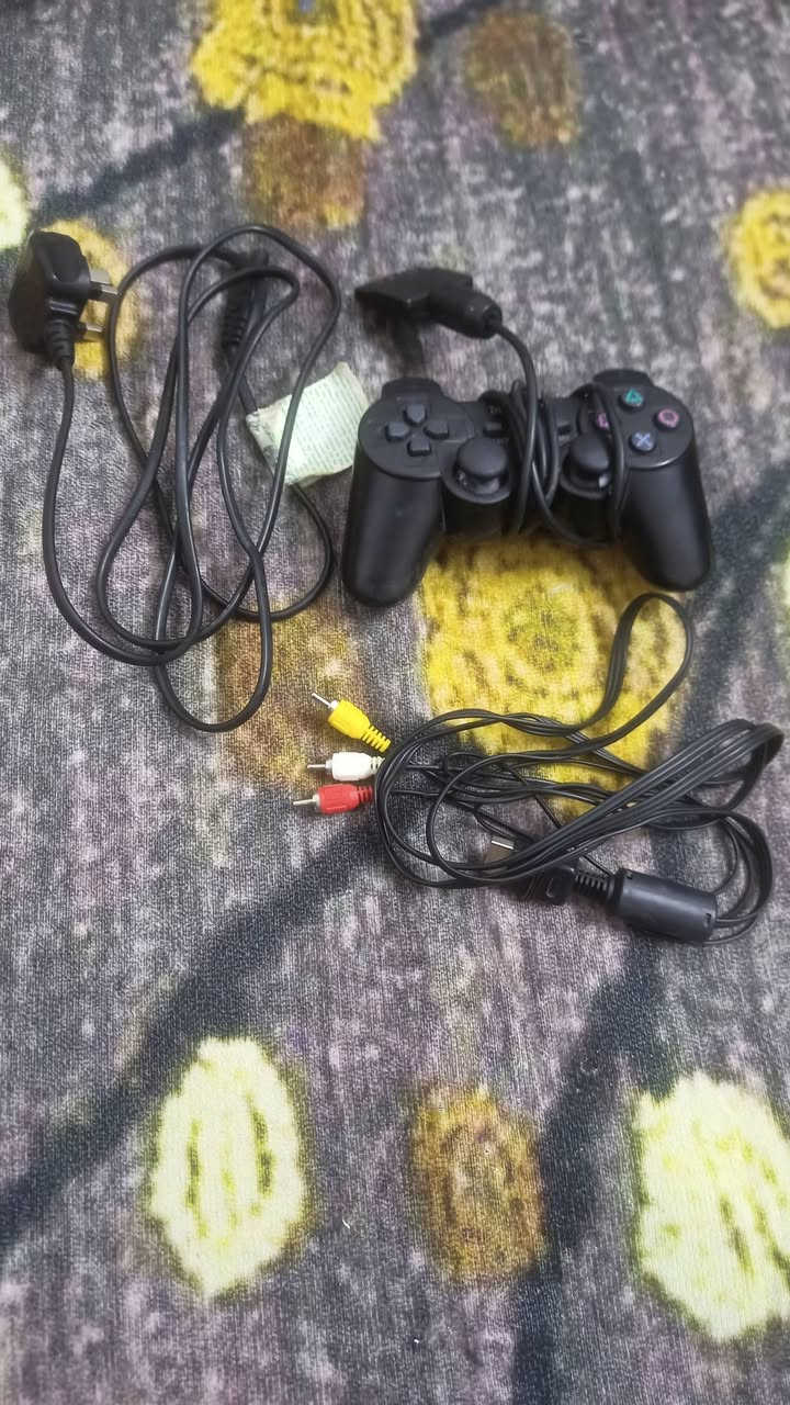 سلام عليكم بلي 2 للبيع او المراوس البلي كلشي بي شغال بس المنفذ مال الكيوره او الجوستكات الشريط مخلوع بس جيب شريط وحطله بنسبه للجراره القرص شغاله المروحه شغاله كلشي شغال بس كتلكم يحتاج شريط الملحقات كير و واير التشغيل و واير ناقل الصوره من البلي الى العارضه اكو نقص بل ملحقات وهوه رام يشكل علمود يخزن مدري شنو البلي اجاني هديه ومستعمل من ناحيه السعر انه ماعرف بيهن فطوني بي سعر والله كريم التواصل خاص  او رقمي بي واتساب بس لاتخابر بس مراسله *********** مكان ناصريه مركز
