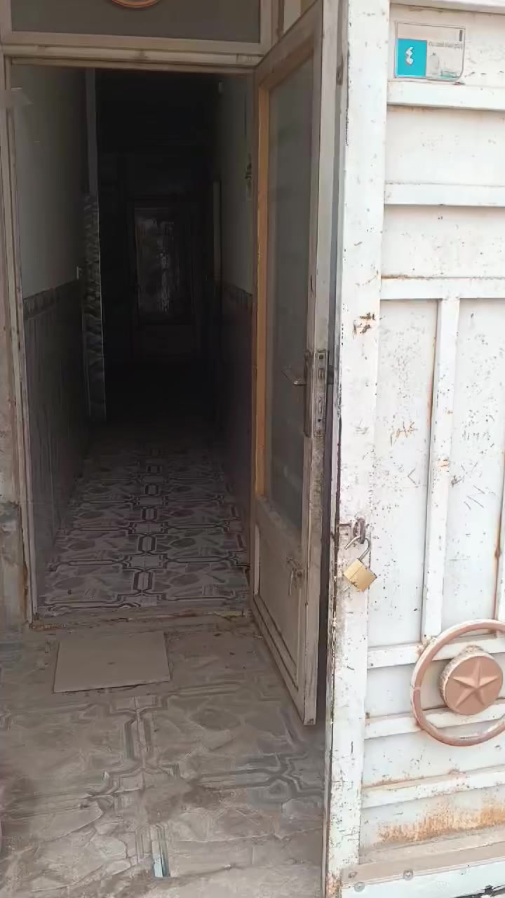 السلام عليكم يتوفر شقة الايجار المساحه 90متر في حي الزهور نهاية شارع أبو طالب طابق  تحتوي على غرفة نوم وصاله ومطبخ واستقبال وصحيات سعر الايجار 250الاستفسار ***********
***********
