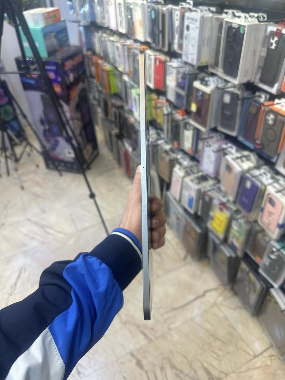 السلام عليكم
Ipad pro 2021 m1 2.19inch 128 GB
الجهاز نظيف وما مفتوح أبد 
بي مشكلة وحدة بس يشحن بس على شاحنة شاومي وياه شاحنة
السعر 450 ألف قفل
مكاني بغداد العامرية
*********** لا يوجد توصيل
