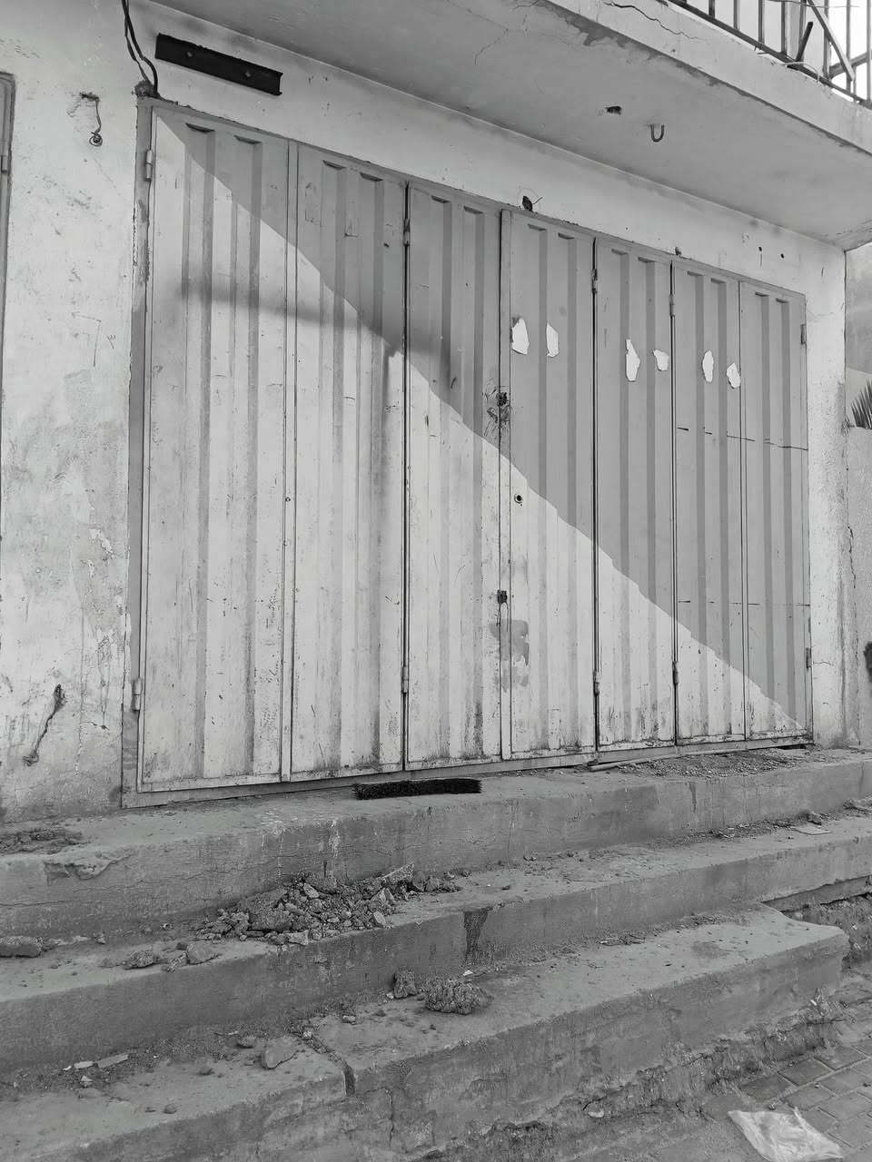 للبيع ابواب محلات  دفتري نظافه ممتازه للتواصل ***********..
***********
