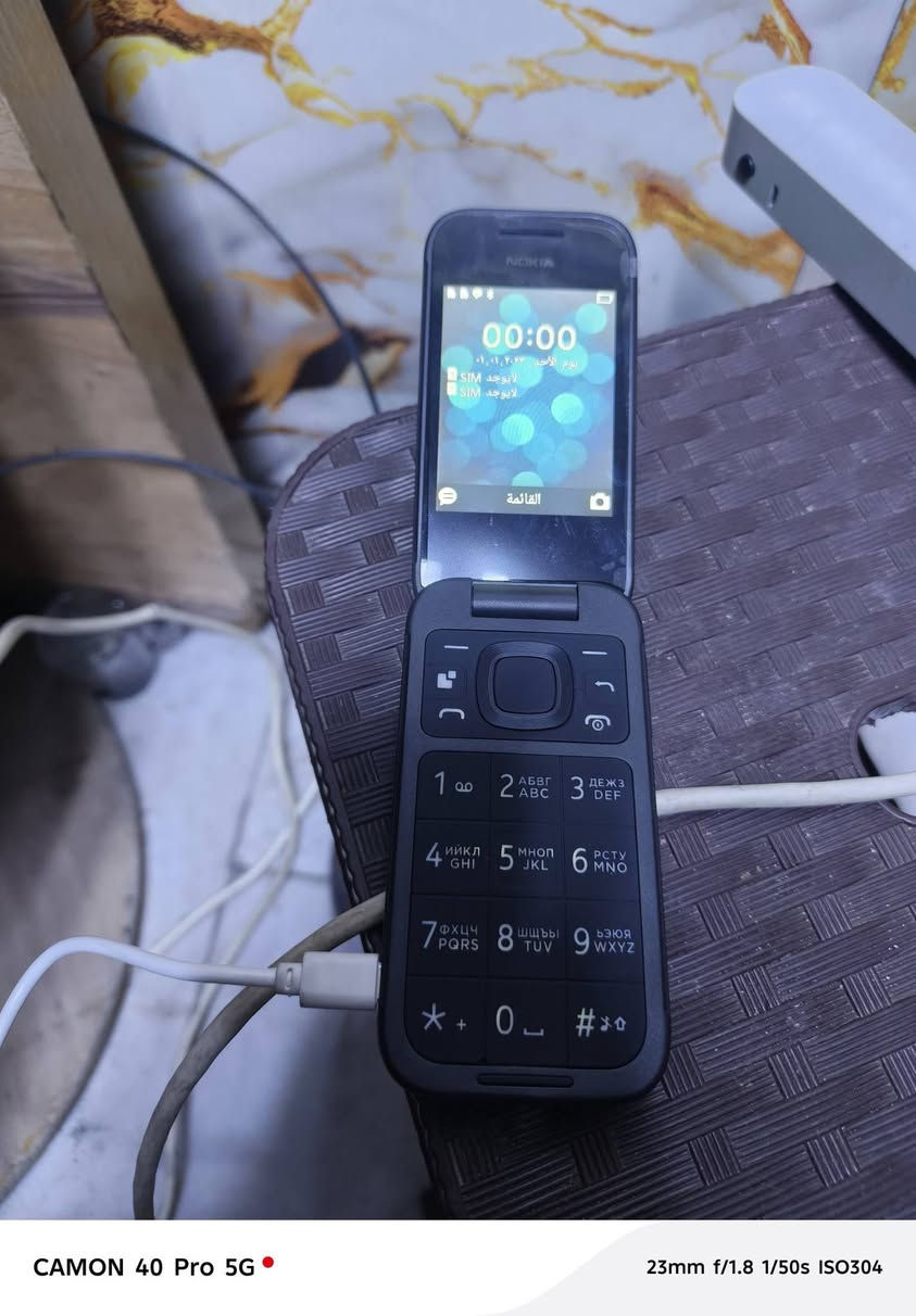 السلام عليكم عندي هاذ تليفون نوكيا جديد غير مستخدم دبل سيم كارت فيتنامي كارتونه وشاحنه وسماعات ويا سعره ٢٥ الف  مكاني بغداد حي الامانه متواجد فيس ورقم ***********
