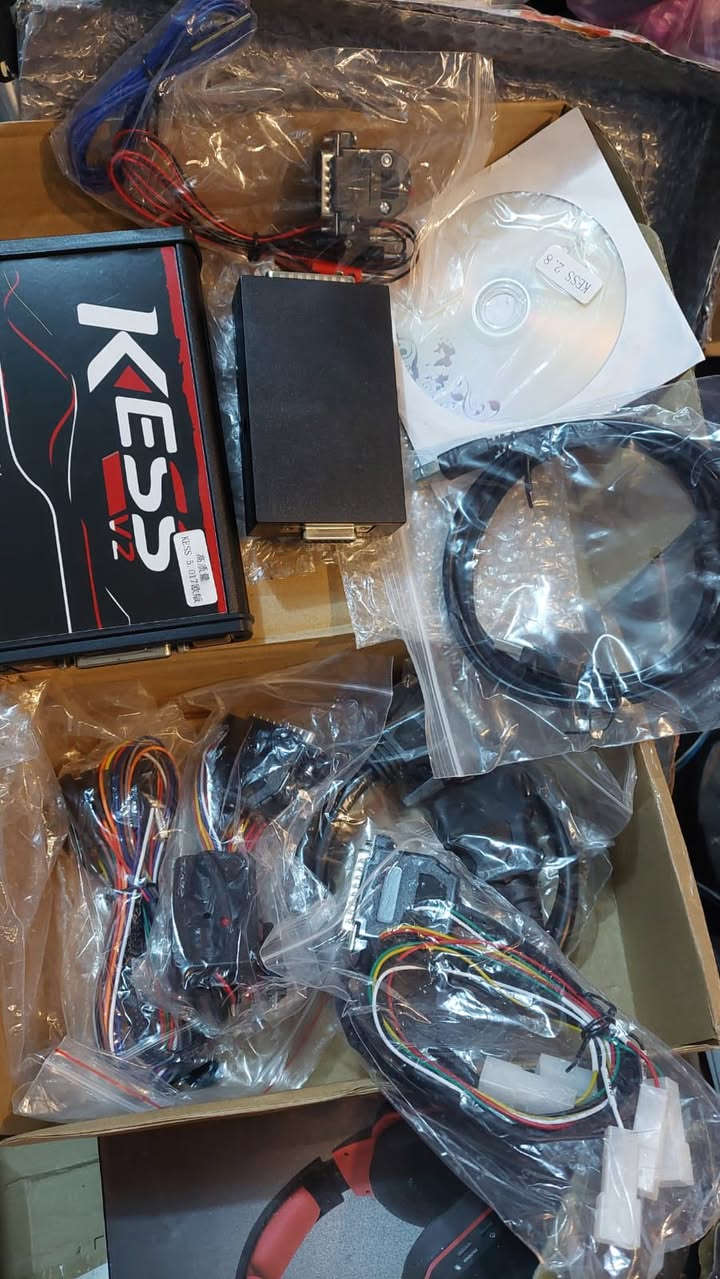 هذا الجهاز هو Kess V2 (نسخة V5.017)، وهو أداة متخصصة لبرمجة وتشخيص وحدة التحكم في المحرك (ECU) في السيارات. 
الوظيفة: يُستخدم لقراءة وكتابة ملفات برمجة المحرك (Chip Tuning) مباشرة عبر منفذ OBD-II بالسيارة لتحسين الأداء. 
المميزات: يأتي مع برمجيات Ksuite V2.80 ويتميز بعدم وجود قيود على عدد مرات الاستخدام (Unlimited Tokens) في هذه النسخة. 
المحتويات: تتضمن المجموعة الواجهة الرئيسية (الأداة)، كابلات توصيل متنوعة (مثل OBD2 وكابلات بنش)، وأسطوانة تحتوي على البرنامج. 
التوافق: يدعم مجموعة واسعة من السيارات، الشاحنات، والدراجات النارية.


**إذا كنت صاحب هذا الإعلان وتريد حذفه لأي سبب، رجاءا أرسل رسالة إلى الدعم الفني**