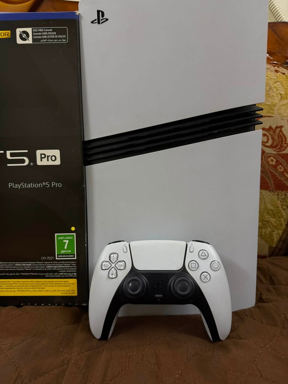 🎮 للبيع PlayStation 5 Pro – النسخة البريطانية 🇬🇧
إذا تبحث عن أقوى جهاز ألعاب من سوني، فأنت أمام PS5 Pro، النسخة المطورة التي تقدم أداءً أعلى ورسوميات أفضل من الـ PS5 العادي، لتستمتع بتجربة لعب احترافية.
✨ أهم المميزات:�✅ معالج ورسوميات مطورة تمنحك أداءً أسرع وثباتًا أعلى في معدل الإطارات (FPS).�✅ يدعم تشغيل الألعاب بدقة 4K مع تحسينات رسومية كبيرة، بالإضافة إلى دعم شاشات 8K في الألعاب والمحتوى الذي يدعمها.�✅ تقنية Ray Tracing المحسنة لإضاءة وانعكاسات وظلال أكثر واقعية.�✅ تقنية PSSR (PlayStation Spectral Super Resolution) التي تعتمد على الذكاء الاصطناعي لرفع جودة الصورة وإظهار تفاصيل أوضح مع الحفاظ على الأداء العالي.�✅ وحدة تخزين SSD فائقة السرعة بسعة 2TB، مما يقلل أوقات التحميل بشكل كبير ويوفر مساحة كبيرة لتنزيل الألعاب.�✅ دعم Wi-Fi 7 (عند توفره) واتصال Bluetooth المطور لتجربة اتصال أسرع وأكثر استقرارًا.�✅ يدعم تقنية Tempest 3D Audio لتجربة صوت محيطية غامرة عند استخدام سماعات أو أجهزة متوافقة.�✅ توافق كامل مع جميع ألعاب PS5، بالإضافة إلى تحسين أداء العديد من الألعاب المحدثة خصيصًا لـ PS5 Pro.�✅ يدعم يد DualSense بميزاتها المتطورة مثل الاهتزازات الواقعية (Haptic Feedback) والمحفزات التكيفية (Adaptive Triggers) لتشعر بكل لحظة داخل اللعبة.
📌 النسخة: بريطانية أصلية 🇬🇧�📌 الحالة: نظيف جدًا ويعمل بكفاءة 100%، بدون أي مشاكل أو أعطال.�
الجهاز استخدامي الشخصي من ناحية النظافة استخدامة مايجاوز الشهرين انطيك ويا وصل ضمان من عراقي كيم سنتر باقي للشهر الثامن اي خلل مصنعي يتبدل بجهاز جديد + UBS بطاريتين جديد 

تواصل :*********** او ماسنجر مكاني بغداد
