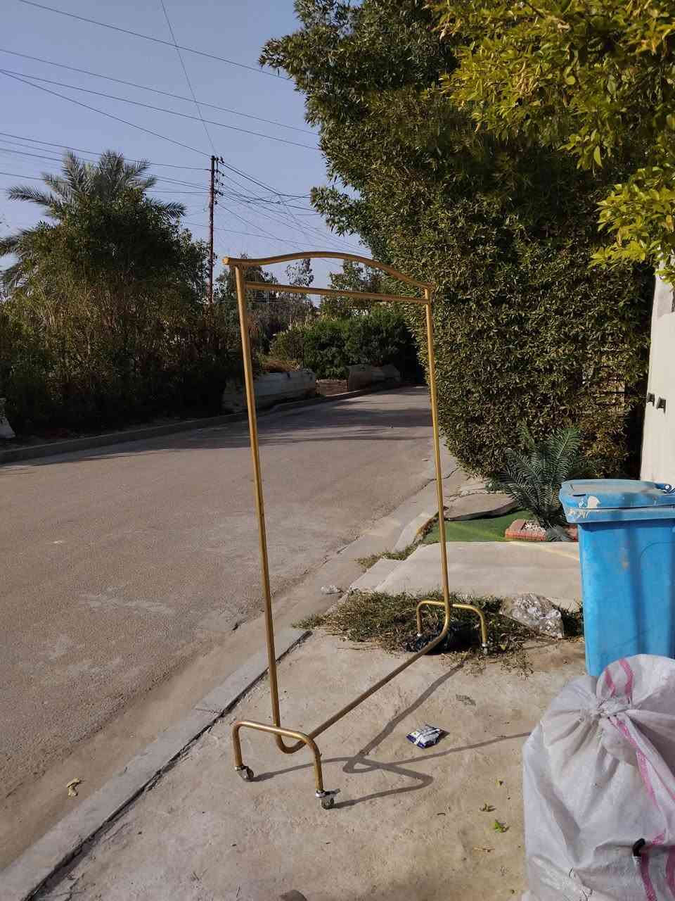 ستاندات للبيع متر ونص تقريبآ الطول بيهن جروخ وهويات كلش يتحملن وزن ثقيل والصوره الثاثه ستاند  طوله فوك المترتين تفضل خلي سعرك او اتصل على هذا الرقم منا لباجر بليل ينباعن ... ***********
