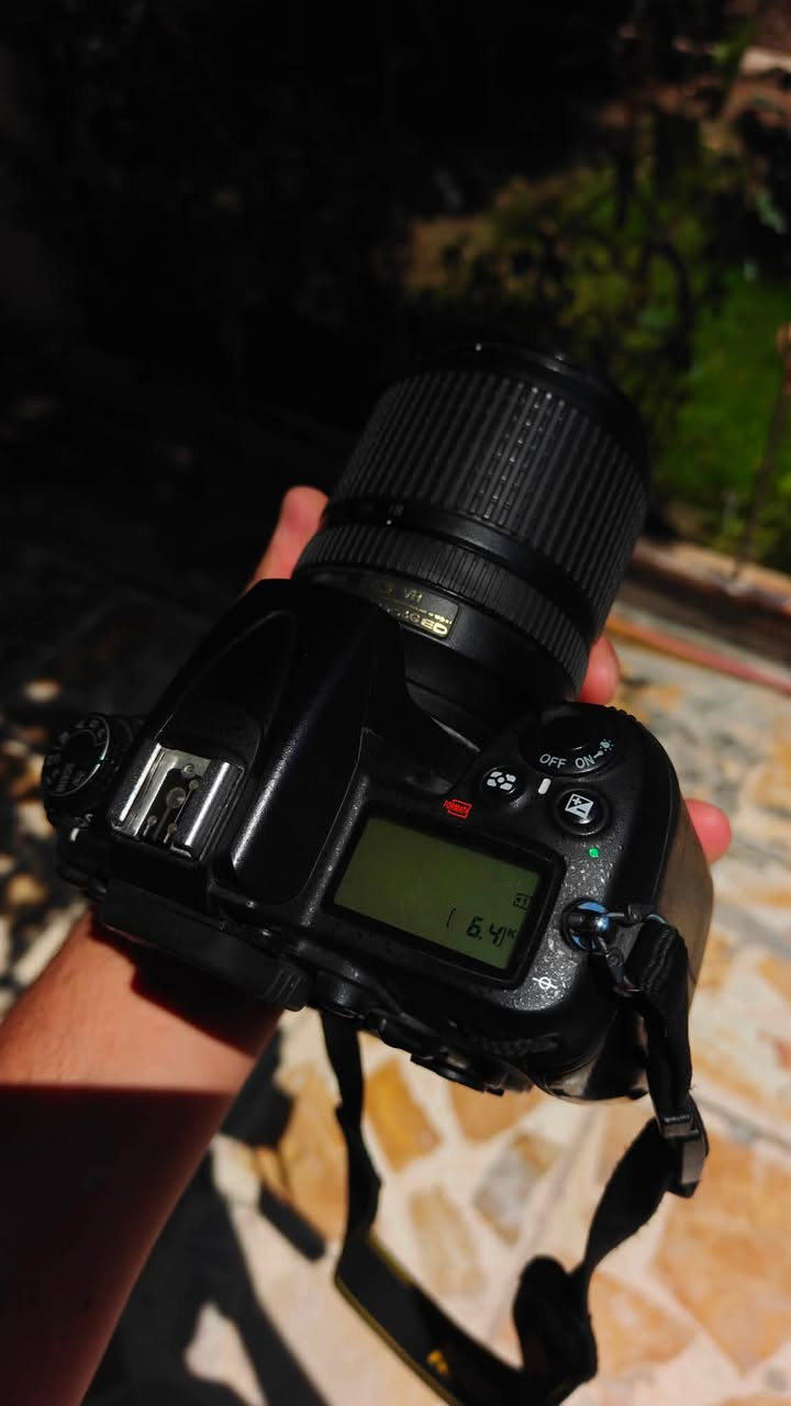 نيكون D7000 شتر 33 الف مع عدسه 18 140  وكامل ملحقاتها سعر 425 ألف ***********
