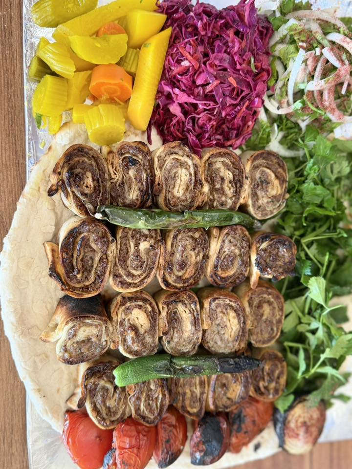 بقلاوه كباب لحم إذا راح تطلب تغير كل مزاجك 
مندي تريم حضرموت جرب وماراح تخسر 
كل هذا طبق يكفي 3 اشخاص 14 الف ويا لبن ومقبلات اهلا وسهلا بيكم اكيد طابق للعوائل طابق للشباب 
حياكم الله 
***********
***********
