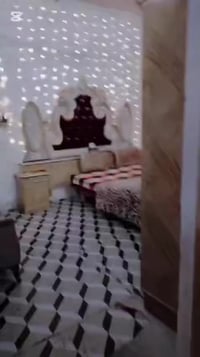 غرفه اخشاب • نضيفه • للبيع