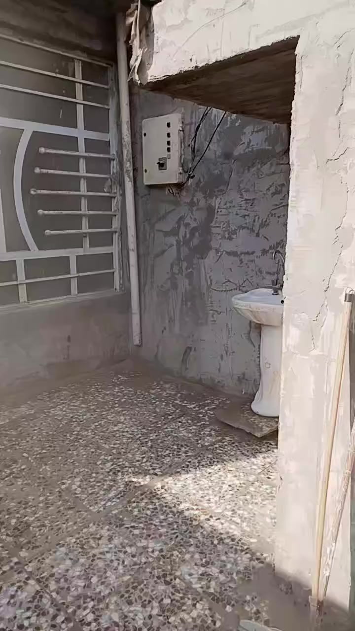 بيت طابو زراعي سند 25
العنوان بغداد الدسيم  قرب حسينية الشيخ وهاب قريب على الشارع فرع تبليط ومجاري كافة الخدمات 
البيت جاهز كله كاشي وبي فوك مواد بناء غرفة 
علما البيت فارغ حاليا تجي كبل تسكن بي 
الاتصال على الرقم ‏‪***********‬‏
