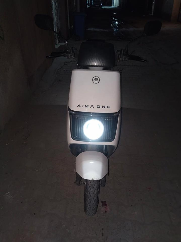 السلام عليكم، عندي دراجة AIMA تفاصيلها:
- ست بطاريات عادية (32A)
- ⁠ملف حجم 2000
- ⁠شاشة رقمية
- ⁠إشارات يمين يسار أمامي وخلفي (إشارة أم التنبيه)
- ⁠ليدات أمامية عالي وناصي
- ⁠ليدات تنبيه ضبابية خلفية
- ⁠تچوه خلفية بلادية
- ⁠مساحة تخزين كبيرة لأن البطاريات تصير جوه دوسة الرجل

ماخذها من مؤيد طيارة قبل شهر، ما طالع بيها هواي على گد شغلي (من الدورة للكرادة) الدراجة بعدها جديدة كلش حلوة وإعتمادية مابيها مصاريف وسعرها مناسب.

أني جناي دراجات نارية، أول مرة أركب كهربائي، ما عجبتني لأن مابيها صوت ولا طرب، عبالك بايسكل سريع،

أشتريتها بمليون و200 (بعدها بوصل الضمان بالملف وبالبطاريات وبالعقل 3 أشهر).

تجي تشوفها وتاخذ بيها تراي إذا عجبتك ما نختلف على السعر باليرضي الله ويرضيك.

مكان تواجد الدراجة
بالليل بالدورة
بالنهار بالكرادة

رقمي *********** موجود واتساب
