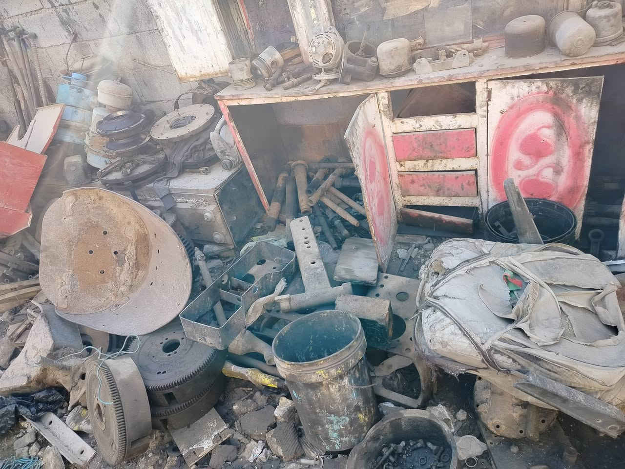 السلام عليكم غراض تفصيخ عنتر للبيع العنوان ميسان العماره حي العسكري الاتصال على الرقم ***********
