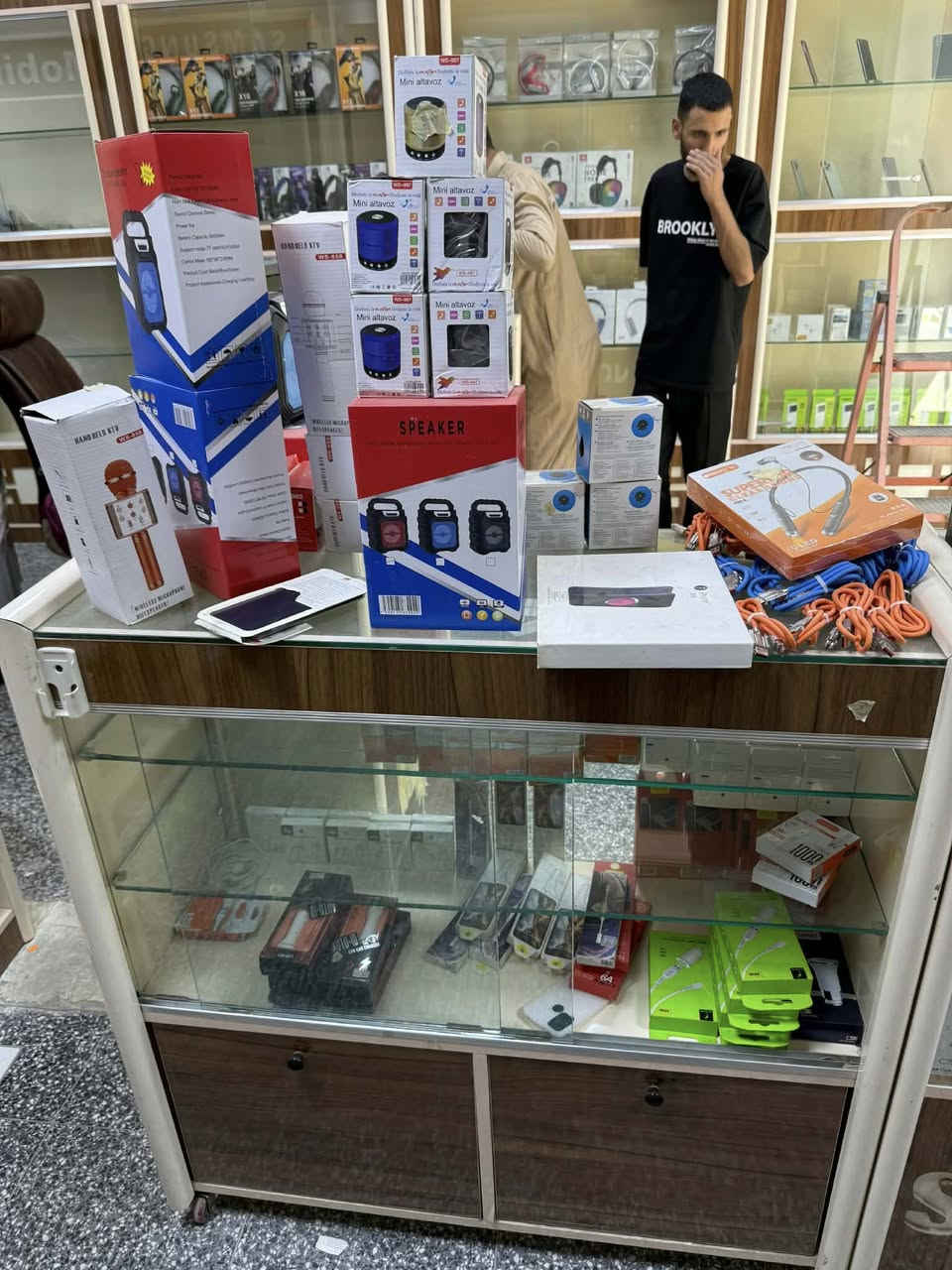 السلام عليكم
تصفية محل موبايلات ديكور متكامل 11 رف وفاترينات وكرسي وميز بيع عدد2وسبلت كنتوي 3 طن 
شواحن وهتفونات وكيبلات  واكسسوارات وكفرات ... شلع ابيع بدون قطع مكاني الدوره ***********
