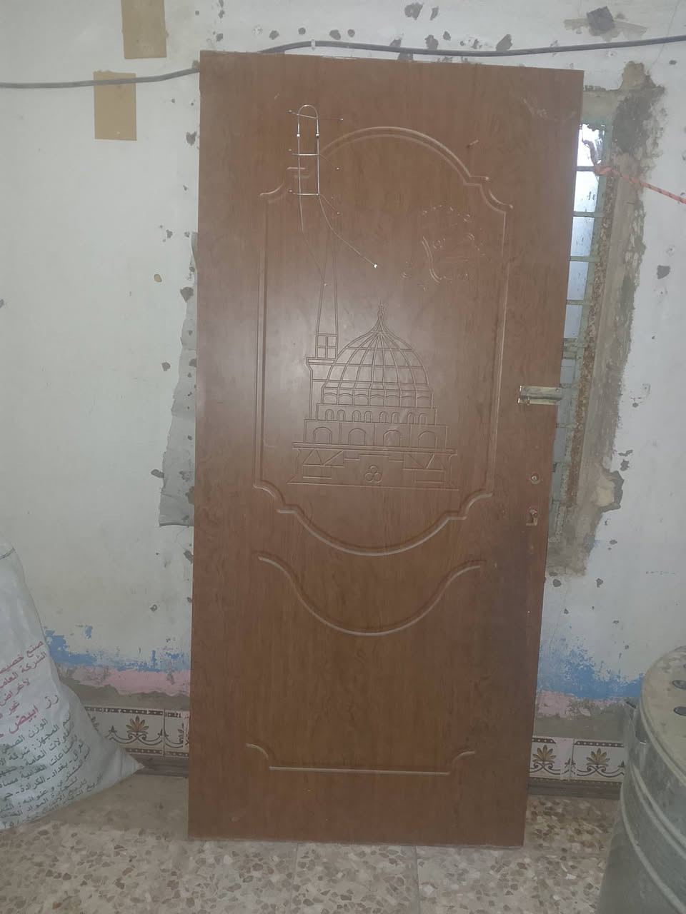 باب رئيسي
3 بيبان حديد
3 شباك اربع طلاقات
1 شباك 3 طلاقات
1 شباك طلاقتين 
1باب خشب 
حديد ثقيل جدا
للاستفسار ***********
