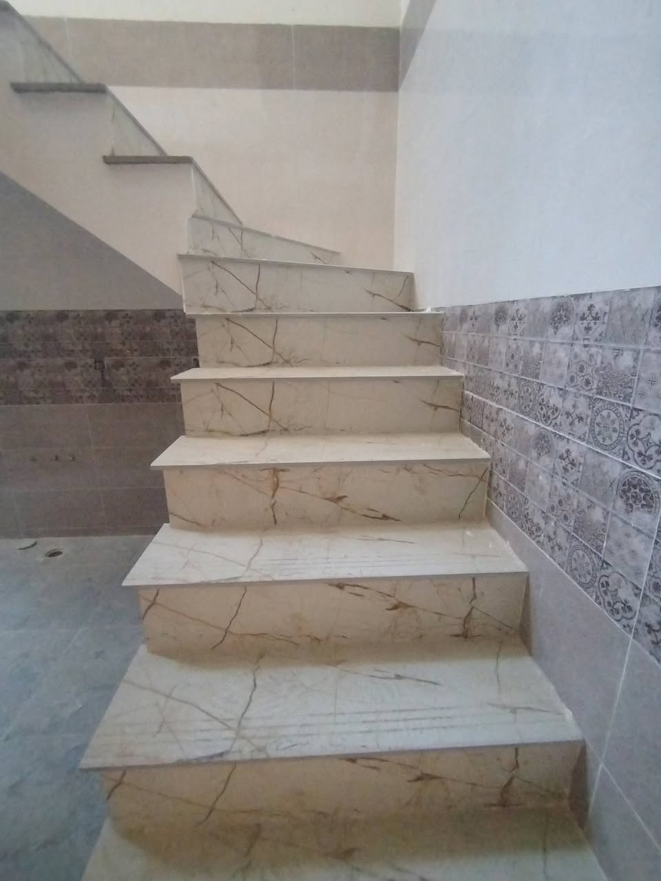 مشتمل للبيع
المساحه 75م
حي الجهاد الهياكل
قرب شارع مطار بغداد
وقرب جامعة المشرق 
البناء حديث 2026
نقص واجه فقط
يحتوي على نوم 3
وستقبال ومطبخ
وصحيات2 وصطح
السعر مناسبـــ
*********** هـ
