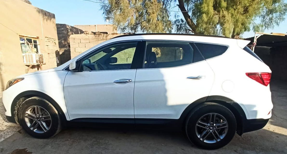 سنتافي سبورت ٢٠١٧  امريكي
خمسه راكب محرك 2400  الضرر جاملغ خلفي إلسائق وبيها رصعات بارد خفيفه ماشيه ٥٨ ميل محرك كير مامفتوح برغي منه تحكمات شاشه لمس مانع انزلاغ وانحدار تبريد شغال 
تحويل في أي وقت السعر ١٥٥  وبيها مجال قليل... 

للاتصال ***********
