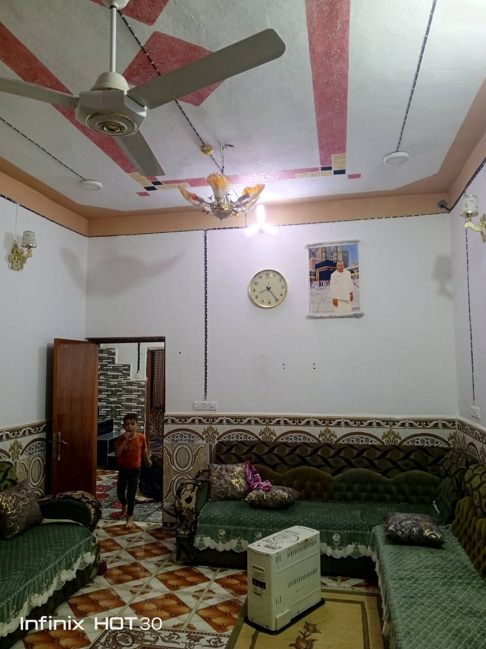 سلام عليكم الدار للبيع مساحة 156 متر يتكون من غرفتين نوم حمام و مطبخ و صاله و ستقبال و صحيات و متواجد على فيس تصل هذه رقم الهاتف *********** مكان بلدروز خلف جامع الخلفاء الراشدين
