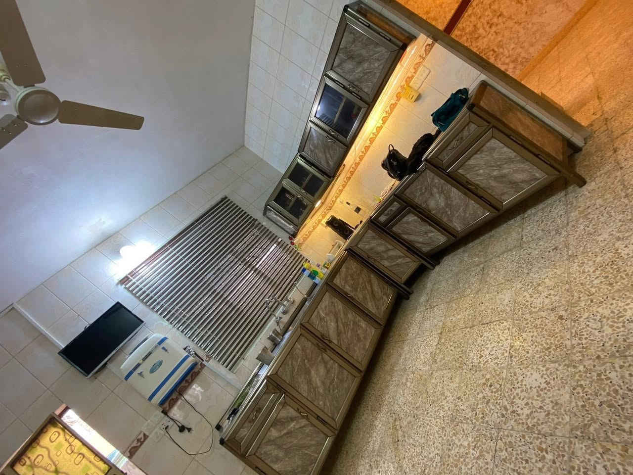 يالله السلام عليكم يعلن مكتب الخبير عن وجود بيت للبيع حي المعلمين مساحة 125 نزال 12ونص واجهه 10 شارع ميثم التمار شارع تبليط كهرباء نضامي بيت حديث البناء الطابق الاول صاله وغرفة نوم 1 
مطبخ 
الطابق الثاني غرفتين نوم وحمامات بالكونه وهول +مخزن
البيت يحتوي علئ كاونتر سبلت مراوح سخان ماطور ماء تانكيات  
السعر  65مليون بي مجال بصيط
***********
