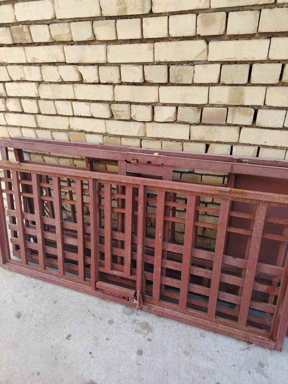 السلام عليكم
شبابيك العدد ٣
او بيبان العدد ٣
للبيع نظيفات مامستخدملت
***********
