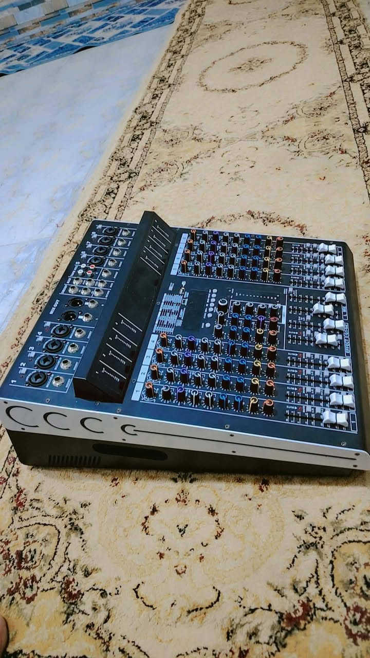 السلام عليكم
مكسر صوت سيڤي باور 
 8چنل جهاز مستعمل قليل جدا 
نضافة 100/100 شرط الفحص 
صوت ودفع ونقاوة يخبلن 
يستعمل لمجالس الشور والثكيل
لفت ورايت  
للاستفسار ***********(واتساب)
سعر ٤٥٠ وبي مجال حگ الجية
